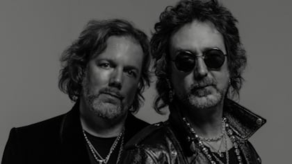 THE BLACK CROWES' RICH ROBINSON: 'We Probably Could Have Been A Much Bigger Band If We Had Listened To People'