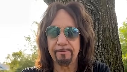 New Video Shows ACE FREHLEY Being Escorted Off Stage Due To Heat Exhaustion In One Of His Last Performances