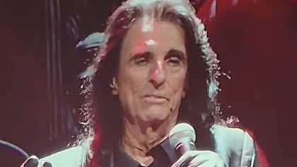 ALICE COOPER Reflects On Depths Of His Crack Addiction: There Are Three Albums 'I Don't Remember Writing, Recording Or Touring'