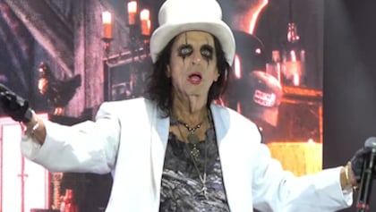 78-Year-Old ALICE COOPER Once Again Rules Out Retirement: 'I Can't Think Of A Better Job'