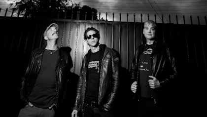 ALKALINE TRIO Shares ‘Surprise Surprise’, Third And Final TRAVIS BARKER-Produced Single