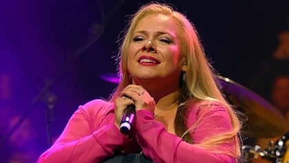 AMANDA SOMERVILLE, Who Has Toured With EPICA And AVANTASIA, Diagnosed With 'Malignant And Aggressive Brain Tumor'
