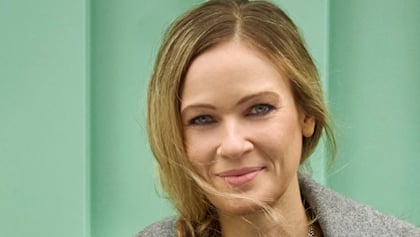 New RUSH Touring Drummer ANIKA NILLES On NEIL PEART: 'Adapting To His Way Of Playing Is A Challenge'