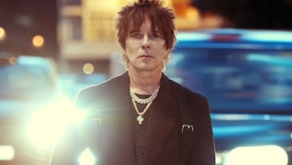 BILLY MORRISON Enlists MARILYN MANSON, SULLY ERNA, NUNO BETTENCOURT And DEXTER HOLLAND For 'Hollow' Album