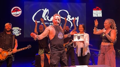 Watch: MUDVAYNE's CHAD GRAY Celebrates 55th Birthday Onstage In Clearwater