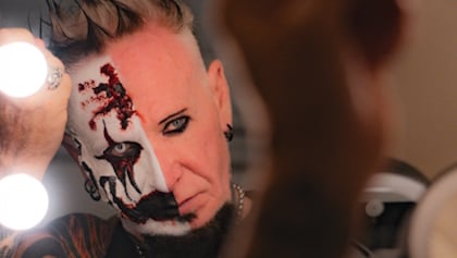 MUDVAYNE And HELLYEAH Vocalist CHAD GRAY Covers CHRISTINA AGUILERA's 'Beautiful'