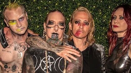 COAL CHAMBER's DEZ FAFARA On Drummer MIKEY 'BUG' COX's Cancer Battle: 'I'm Just Really Blessed That He's With Us'