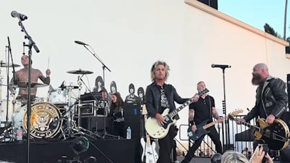 Watch: BILLIE JOE ARMSTRONG, TRAVIS BARKER, TIM ARMSTRONG And CJ RAMONE Perform At Official RAMONES 50th-Anniversary Tribute