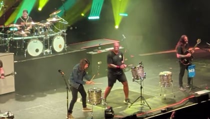 Watch: DAVE GROHL Joins SEPULTURA For 'Kaiowas' Jam At Los Angeles Concert