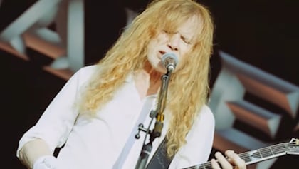 DAVE MUSTAINE Teases 'F***ing Massive' MEGADETH Announcement: 'It's Out Of This World'