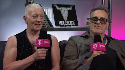DEF LEPPARD's PHIL COLLEN: 'We Really Sing' Live. 'A Lot Of Bands Don't Really Do That.'