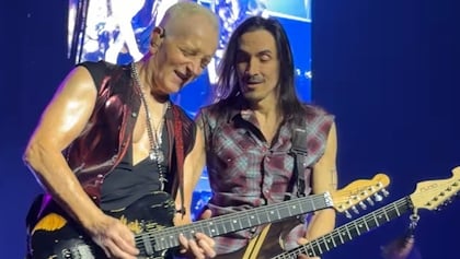 Watch: DEF LEPPARD Joined By EXTREME's NUNO BETTENCOURT For 'Slang' Performance In London
