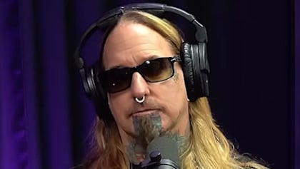 COAL CHAMBER And DEVILDRIVER Frontman DEZ FAFARA: 'They Found A Tumor In My Head' Almost Two Years Ago