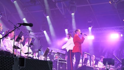 Watch: NIGHTWISH's FLOOR JANSEN Performs Cover Of METALLICA's 'Nothing Else Matters' With Marine Band Of The Royal Netherlands Navy
