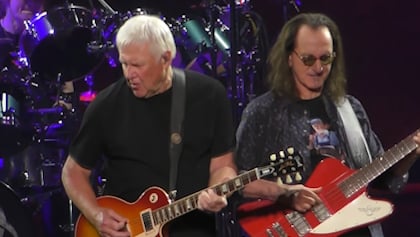 ALEX LIFESON Admits He Had 'Reservations' About Touring With RUSH Again: But Now 'I've Just Fallen Totally In Love With It'
