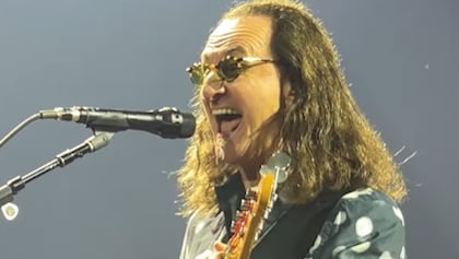 RUSH's GEDDY LEE Diagnosed With Laryngitis And Bronchitis; Two Fort Worth, Texas Shows Postponed