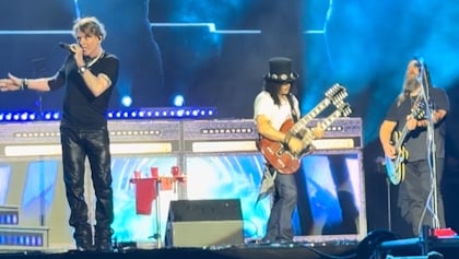 Watch: GUNS N' ROSES Joined By CHRIS STAPLETON For 'Knockin' On Heaven's Door' Performance In Toronto