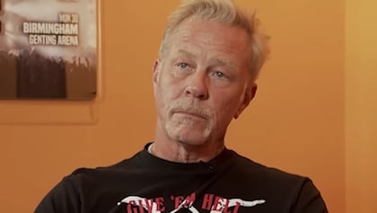 METALLICA's JAMES HETFIELD Proposes To Girlfriend Underwater During Shark Dive: 'Thank You, God, For Putting Us Together'