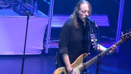 JEFF PILSON On FOREIGNER's Current Tour: LOU GRAMM 'Has Been So Wonderful And Supportive To This Whole Thing'