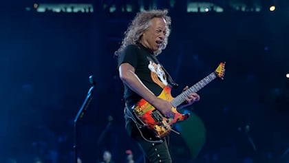 METALLICA's KIRK HAMMETT Falls Off Stage During Dublin Concert, Laughs Off Incident As 'Slip & Destroy'