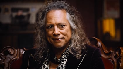 METALLICA's KIRK HAMMETT On His Collection Of Horror Movie Memorabilia: 'I Feel Like A Protector And Curator Of This Stuff'