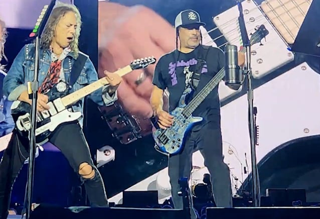 Watch: METALLICA's ROBERT TRUJILLO And KIRK HAMMETT Cover AC/DC And ROSE TATTOO During Sydney Concert