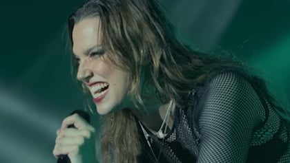 HALESTORM’s LZZY HALE On Her Singing Style: ‘It Sounds Like I’m Gargling Razor Blades, But I’m Not’