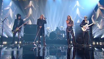 Watch: MÖTLEY CRÜE Joined By Country-Pop Superstar CARRIE UNDERWOOD For 'American Idol' Performance