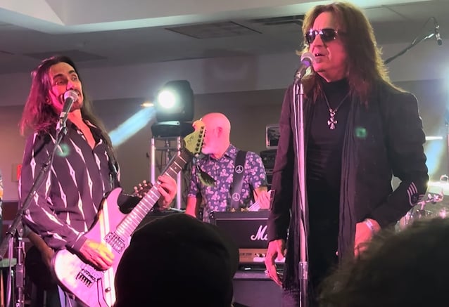 Watch: NUNO BETTENCOURT And MICHAEL SWEET Honor ACE FREHLEY With 'Shout It Out Loud' Cover At 2025 'Turkey Jam'