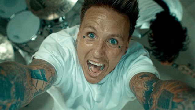 PAPA ROACH Releases Music Video For New Single 'Braindead' Featuring TOBY MORSE Of H2O