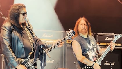 Watch: GENE SIMMONS Joined By KERRY KING/Ex-MACHINE HEAD Guitarist PHIL DEMMEL For 'War Machine' Performance