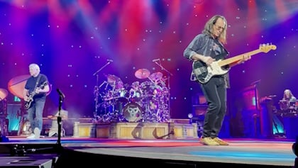 RUSH's ALEX LIFESON And GEDDY LEE Talk 'Crazy' Reaction To Band's 'Fifty Something' Tour, Possibility Of New Music