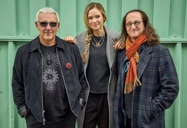 RUSH's GEDDY LEE On ANIKA NILLES: 'When We Started Playing With Her, Something Felt Wrong', But By Fifth Day 'She Just F***ing Nailed It'