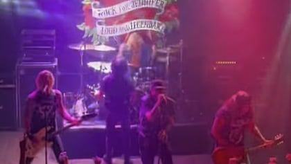 Watch: SLASH And DUFF MCKAGAN Team Up With STEVEN ADLER, GILBY CLARKE And TAIME DOWNE For 'It's So Easy' Performance At 'Rock For Jennifer'