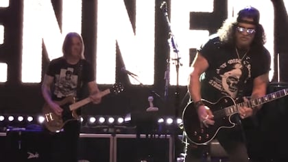Watch: SLASH Joins MYLES KENNEDY On Stage In Anaheim For 'Behind The Veil' Performance