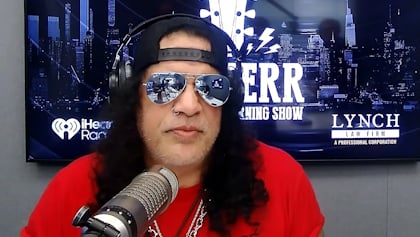 SLASH Praises New Generation Of Guitarists: 'Little Kids Are Blowing My Mind'