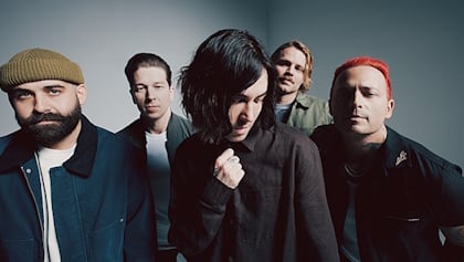 SLEEPING WITH SIRENS Releases New Single 'Paralyzed'