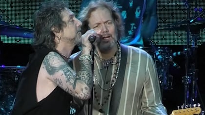 Watch: THE BLACK CROWES Perform Cover Of LED ZEPPELIN's 'The Rover' In New York City