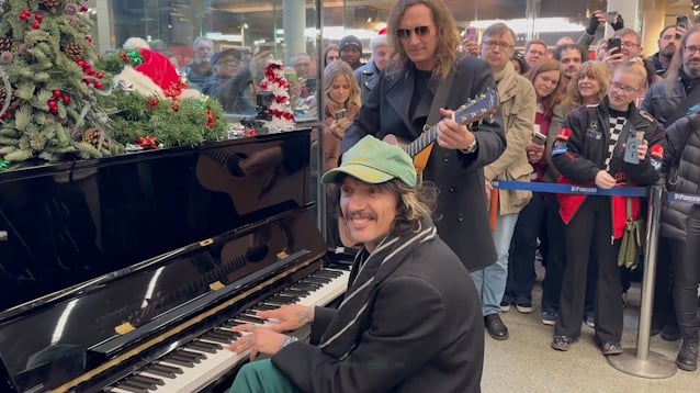 Watch: THE DARKNESS Surprises Commuters At London's St. Pancras International Station With Impromptu Pop-Up Performance