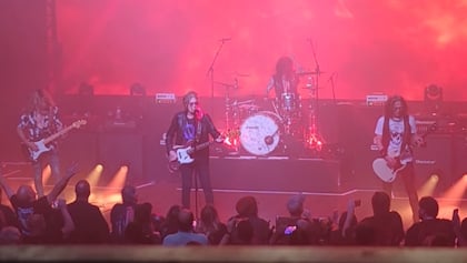 Watch: THE DEAD DAISIES Reunite With GLENN HUGHES For One-Off Concert In Illinois