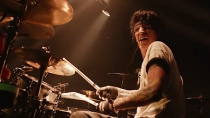 MÖTLEY CRÜE's TOMMY LEE Explains How He Still Weighs The Same As He Did In High School